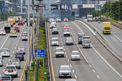 Sejumlah kendaraan melintas di tol dalam kota, Jakarta, Jumat (25/2/2022).