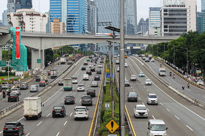Sejumlah kendaraan melintas di tol dalam kota, Jakarta, Jumat (25/2/2022).