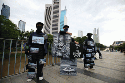 Sejumlah seniman melakukan aksi pameran street art di kawasan Dukuh Atas, Jakarta, Sabtu (26/2/2022).