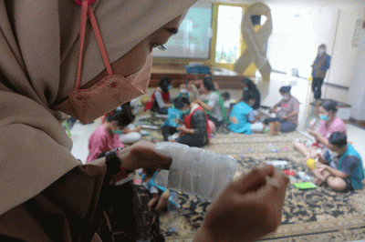 Anak-anak penderita kanker melakukan daur ulang botol plastik di Jakarta, Sabtu (26/2/2022).