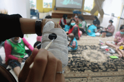 Anak-anak penderita kanker melakukan daur ulang botol plastik di Jakarta, Sabtu (26/2/2022).
