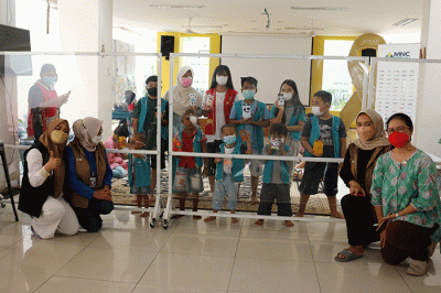 Anak-anak penderita kanker melakukan daur ulang botol plastik di Jakarta, Sabtu (26/2/2022).