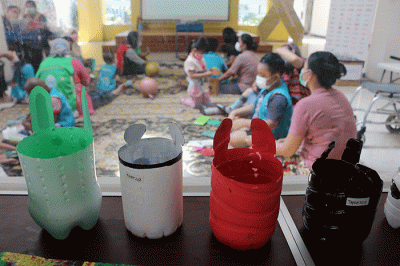Anak-anak penderita kanker melakukan daur ulang botol plastik di Jakarta, Sabtu (26/2/2022).
