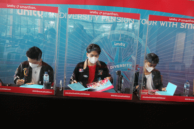 Smartfren mengajak UN1TY menyapa pelanggan setia dan YOUN1T di acara terbatas fansign roadshow UN1TY in Diversity di Jakarta, Jumat (25/2/2022).