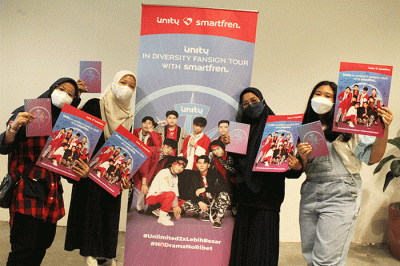 Smartfren mengajak UN1TY menyapa pelanggan setia dan YOUN1T di acara terbatas fansign roadshow UN1TY in Diversity di Jakarta, Jumat (25/2/2022).