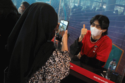 Smartfren mengajak UN1TY menyapa pelanggan setia dan YOUN1T di acara terbatas fansign roadshow UN1TY in Diversity di Jakarta, Jumat (25/2/2022).