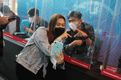 Smartfren mengajak UN1TY menyapa pelanggan setia dan YOUN1T di acara terbatas fansign roadshow UN1TY in Diversity di Jakarta, Jumat (25/2/2022).