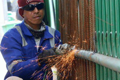 Pelaku UMKM menyelesaikan pembuatan pagar pintu di Cilincing, Jakarta Utara, Sabtu (26/2/2022).