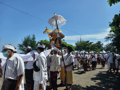 Umat Hindu dengan khidmat mengikuti Upacara Melasti di kawasan Pantai Marina, Kota Semarang, Jawa Tengah, Minggu (27/2/2022).