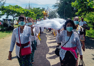 Umat Hindu dengan khidmat mengikuti Upacara Melasti di kawasan Pantai Marina, Kota Semarang, Jawa Tengah, Minggu (27/2/2022).