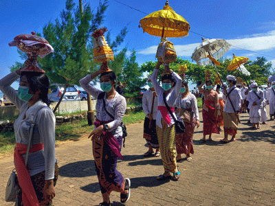 Umat Hindu dengan khidmat mengikuti Upacara Melasti di kawasan Pantai Marina, Kota Semarang, Jawa Tengah, Minggu (27/2/2022).