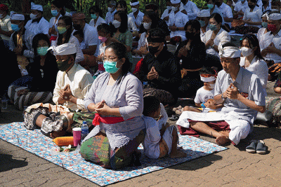 Umat Hindu dengan khidmat mengikuti Upacara Melasti di kawasan Pantai Marina, Kota Semarang, Jawa Tengah, Minggu (27/2/2022).