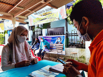 Warga saat mengambil Bantuan Pangan Non Tunai yang sekarang cair berupa uang tunai di Jakarta Selatan, Minggu (27/2/2022).