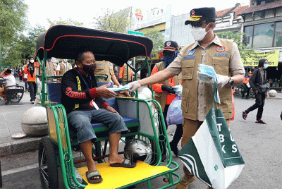 Kepala BNPB Letjen TNI Suharyanto yang turut hadir untuk langsung membagikan masker kepada masyarakat.