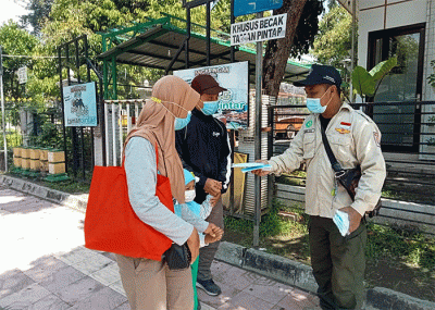 Kepala BNPB Letjen TNI Suharyanto yang turut hadir untuk langsung membagikan masker kepada masyarakat.
