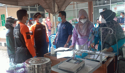 Dompet Dhuafa Singgalang dan Disaster Management Center Dompet Dhuafa mendirikan Dapur Umum untuk penyintas gempa bumi Pasaman Barat di Kampung Tangah Kajai.