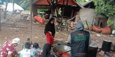 Dompet Dhuafa Singgalang dan Disaster Management Center Dompet Dhuafa mendirikan Dapur Umum untuk penyintas gempa bumi Pasaman Barat di Kampung Tangah Kajai.