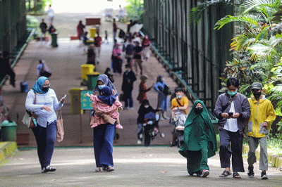 Pengunjung melihat gajah di Taman Marga Satwa Ragunan, Jakarta Selatan, Senin (28/2/2022).