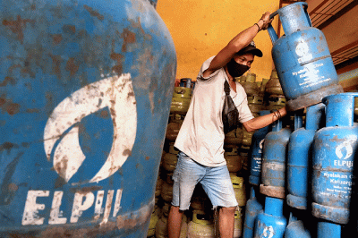 Pekerja menata tabung gas elpiji ukuran 12 Kg di sebuah pangkalan tabung gas di kawasan Jakarta Selatan, Senin (28/2/2022).