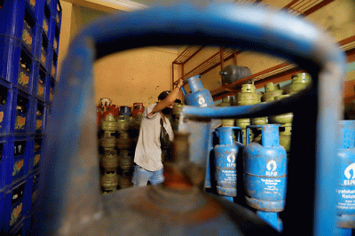 Pekerja menata tabung gas elpiji ukuran 12 Kg di sebuah pangkalan tabung gas di kawasan Jakarta Selatan, Senin (28/2/2022).