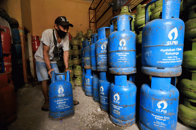 Pekerja menata tabung gas elpiji ukuran 12 Kg di sebuah pangkalan tabung gas di kawasan Jakarta Selatan, Senin (28/2/2022).