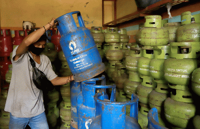 Pekerja menata tabung gas elpiji ukuran 12 Kg di sebuah pangkalan tabung gas di kawasan Jakarta Selatan, Senin (28/2/2022).