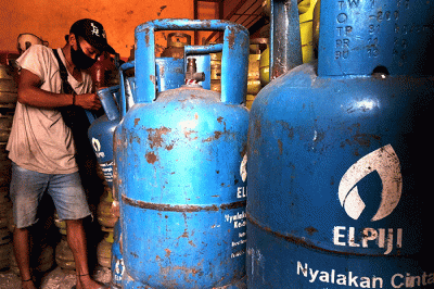 Pekerja menata tabung gas elpiji ukuran 12 Kg di sebuah pangkalan tabung gas di kawasan Jakarta Selatan, Senin (28/2/2022).