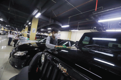 Pengunjung melihat mobil di bursa mobil bekas, Blok M, Jakarta Selatan, Senin (28/2/2022).