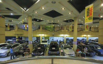 Pengunjung melihat mobil di bursa mobil bekas, Blok M, Jakarta Selatan, Senin (28/2/2022).