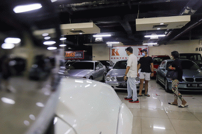Pengunjung melihat mobil di bursa mobil bekas, Blok M, Jakarta Selatan, Senin (28/2/2022).