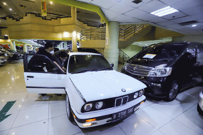 Pengunjung melihat mobil di bursa mobil bekas, Blok M, Jakarta Selatan, Senin (28/2/2022).
