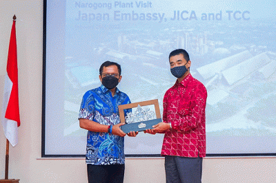 Kedubes Jepang di Indonesia berkunjung di SBI Pabrik Narogong, Bogor, Jawa Barat.