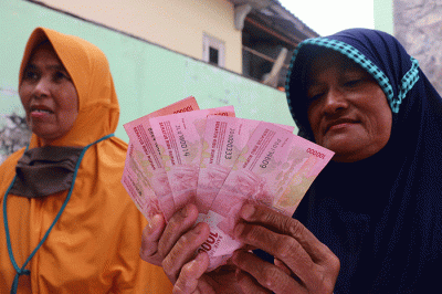 Pegawai Pos Indonesia cabang Kepulauan Seribu membagikan Bantuan Pangan Non Tunai (BPNT) kepada warga yang tinggal di Pulau Panggang.