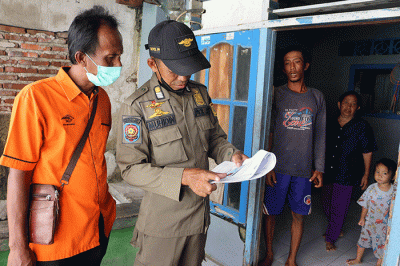 Pegawai Pos Indonesia cabang Kepulauan Seribu membagikan Bantuan Pangan Non Tunai (BPNT) kepada warga yang tinggal di Pulau Panggang.