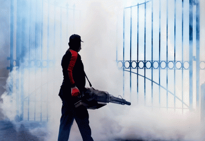 Petugas swadaya melangsungkan kegiatan fogging perumahan untuk pencegahan berkembang biaknya nyamuk Aedes aegypti di Kawasan Kebayoran Lama.