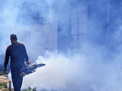 Petugas swadaya melangsungkan kegiatan fogging perumahan untuk pencegahan berkembang biaknya nyamuk Aedes aegypti di Kawasan Kebayoran Lama.