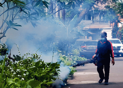 Petugas swadaya melangsungkan kegiatan fogging perumahan untuk pencegahan berkembang biaknya nyamuk Aedes aegypti di Kawasan Kebayoran Lama.