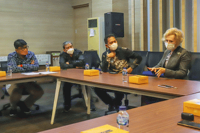 Kepala Pemberitaan MNC Portal Indonesia (MPI) Yadi Hendriana (kiri) saat menerima kunjungan Duta Besar Rusia untuk Indonesia Lyudmila Georgievna Vorobieva.