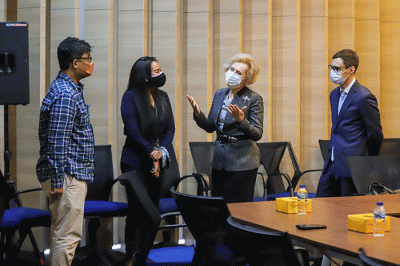 Kepala Pemberitaan MNC Portal Indonesia (MPI) Yadi Hendriana (kiri) saat menerima kunjungan Duta Besar Rusia untuk Indonesia Lyudmila Georgievna Vorobieva.