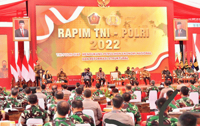 Presiden Joko Widodo membuka Rapat Pimpinan TNI-Polri di Markas Besar TNI Cilangkap, Jakarta Timur, Senin (1/3/2022).