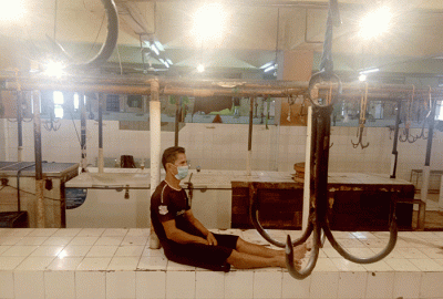 Suasana kios penjual daging yang tidak ada aktivitas jual beli di Pasar Kebayoran, Jakarta, Senin (28/2/2022).