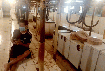Suasana kios penjual daging yang tidak ada aktivitas jual beli di Pasar Kebayoran, Jakarta, Senin (28/2/2022).