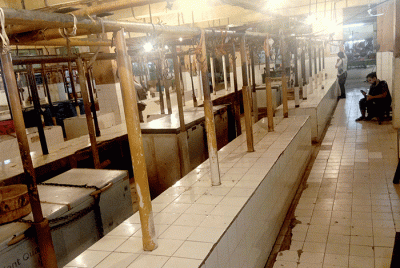 Suasana kios penjual daging yang tidak ada aktivitas jual beli di Pasar Kebayoran, Jakarta, Senin (28/2/2022).