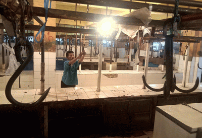 Suasana kios penjual daging yang tidak ada aktivitas jual beli di Pasar Kebayoran, Jakarta, Senin (28/2/2022).