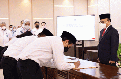 Sekretaris Jenderal Kementerian Ketenagakerjaan (Kemnaker) Anwar Sanusi, melakukan pengambilan sumpah dan janji Pegawai Negeri Sipil (PNS) kepada 167 orang PNS.