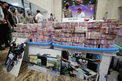 Pengungkapan kejahatan mata uang palsu di Bareskrim Mabes Polri, Jakarta, Selasa (1/3/2022).