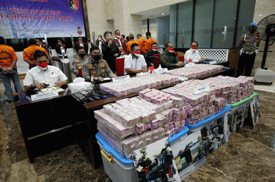 Pengungkapan kejahatan mata uang palsu di Bareskrim Mabes Polri, Jakarta, Selasa (1/3/2022).
