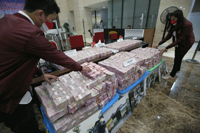 Pengungkapan kejahatan mata uang palsu di Bareskrim Mabes Polri, Jakarta, Selasa (1/3/2022).