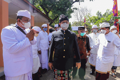Gubernur DKI Jakarta Anies Baswedan menghadiri Tawur Agung di Pura Aditya Jaya, Rawamangun, Jakarta Timur, Rabu (2/3/2022).