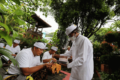 Sejumlah Umat Hindu Melakukan ritual saat mengikuti upacara Tawur Agung Kesanga di Pura Amerta Jati, Cinere, Depok, Jawa Barat, Rabu (2/3/2022).